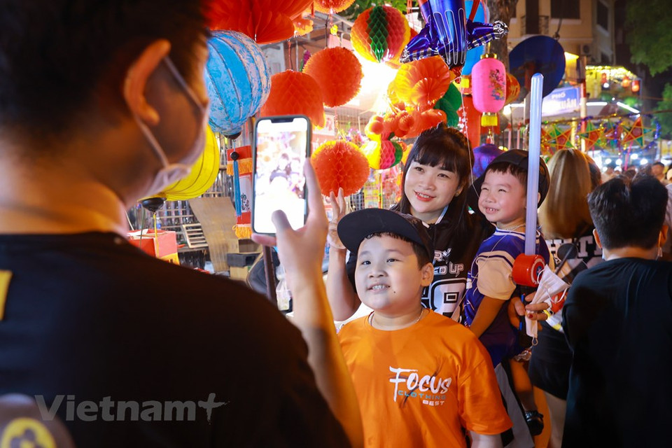 数千人挤着购买中秋玩具和装饰品。体验民间游戏不仅帮助小朋友培养创造能力和细心的习惯，也让他们更加爱护民族传统文化。值得一提的是，传统民间游戏不仅受到小朋友的喜爱，也深受家长的欢迎。中秋节，又称团圆节。在越南，每到中秋节，常会举行家庭赏月宴会。宴会上有各种糖果饼干和水果。孩子们可以舞狮、打鼓、玩五角星灯，还有礼物送。图自Vietnam+