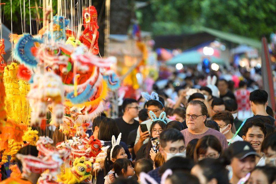 许多家庭将这里选为每逢中秋节到来时的娱乐场所。因此每逢中秋节的到来，他们将带孩子到这里感受中秋气氛，让体验民间游戏，其不仅帮助小朋友培养创造能力和细心的习惯，也让他们更加爱护民族传统文化。值得一提的是，传统民间游戏不仅受到小朋友的喜爱，也深受家长的欢迎。图自Vietnam+