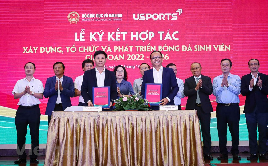 65岁的越南主教练朴恒绪见证了越南教育培训部同群众体育发展公司签署的2022至2026年阶段建立、组织和展开越南大学生足球运动的合作协议。致力提高学生体质健康标准、培养勇敢顽强的意志品质、普及足球知识和技能、激发青年大学生热爱足球运动的热情。探索建立常态化'以赛促训'机制，锻炼和培养青年足球人才。图自Vietnam+