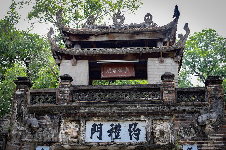  据村里长老介绍，凉亭上放着一块牌子，上面写着“美俗可风”四个字，由嗣德帝于1851年赐给约礼村的。 约礼村村们使用拱形设计，与越南古代寺庙的屋顶建筑风格一样。约礼村具有深沉、浪漫的美，建筑风格独特。与唐林、东鳄、巨沱等古村一样，约礼村也是河内颇具吸引力的旅游目的地之一。图自 Vietnam+