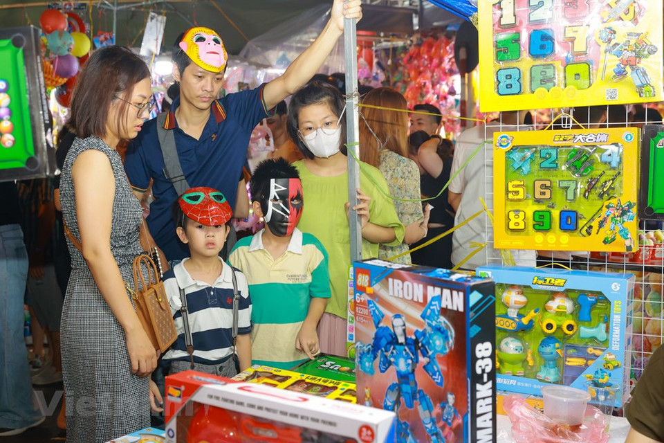 马行、梳行中秋集市的气氛热闹非凡。中秋节，又称团圆节。在越南，每到中秋节，常会举行家庭赏月宴会。宴会上有各种糖果饼干和水果。孩子们可以舞狮、打鼓、玩五角星灯，还有礼物送。尽管身处匆忙的现代都市，但我们依然可以通过民间玩具和民间游戏来营造一个传统文化空间，从而让儿童更加了解和爱护民族传统文化特色。图自Vietnam+