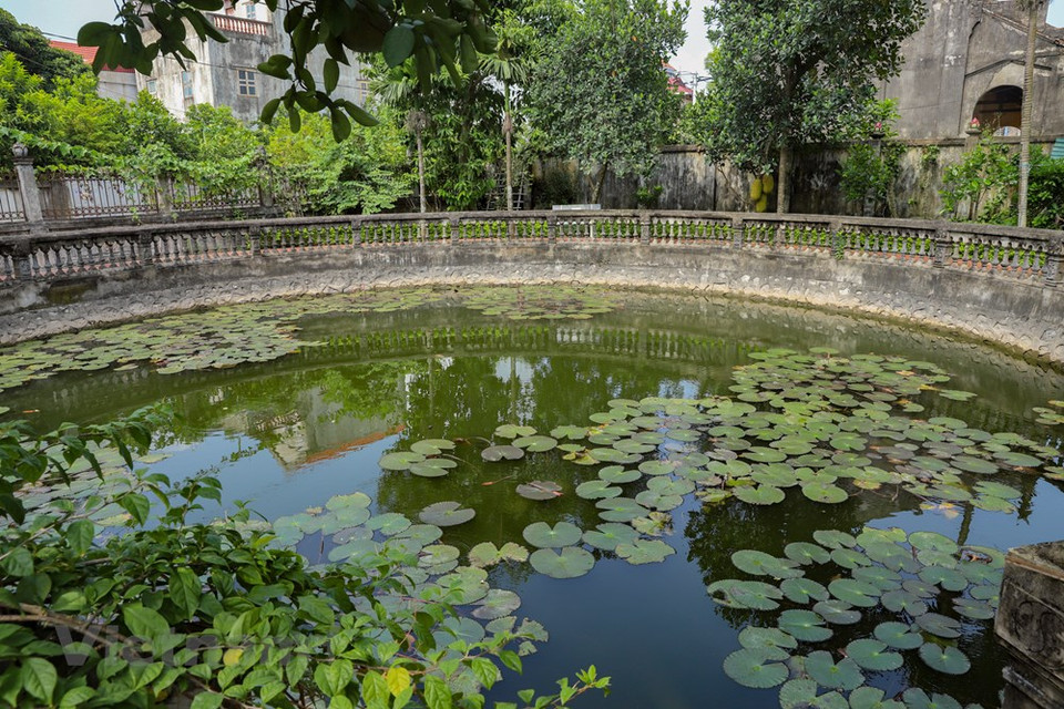 除了古老的建筑，水井也是该村的特色之一。 约礼村有 6 口水井，其中大部分与公共房屋和佛塔等宗教工程有关。 形成具有社区性的乡村的重要元素是榕树、水井、村亭等传统元素。几乎所有越南乡村都有这三个元素。在现代社会，越南乡村的组织结构已有了改变。然而，有数千年历史的乡村文化的美好特征依然得到继承与发扬。图自 Vietnam+