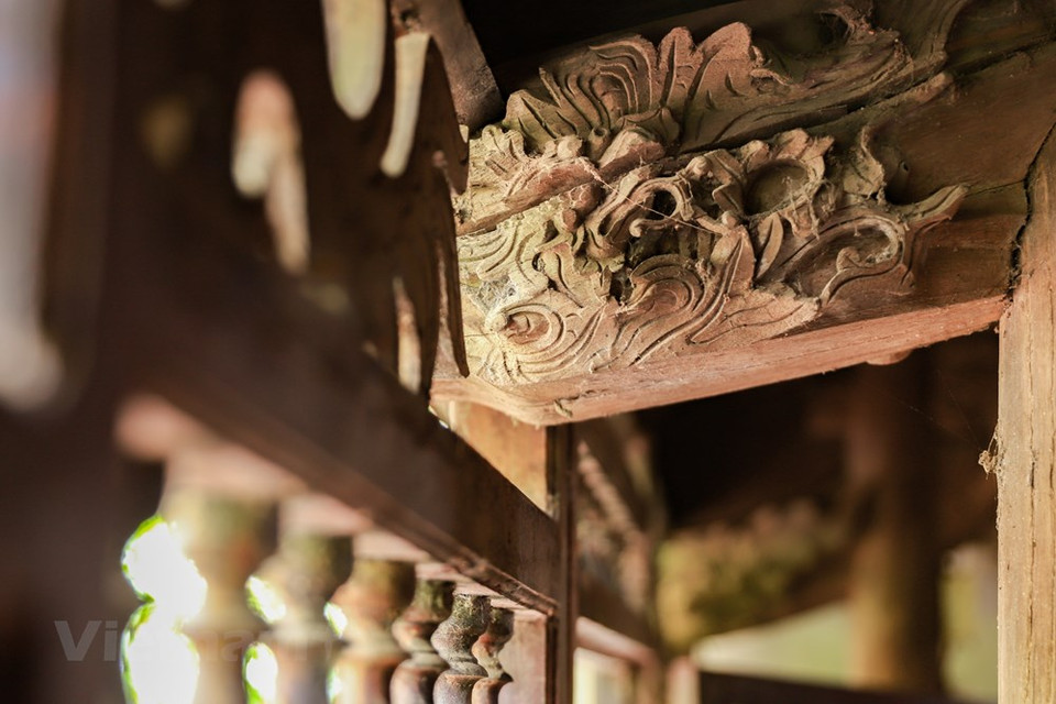 尽管现有的房屋经过多次修缮，但住先生只是重新铺了地板并保留了原有的木质部分，以保持房屋的原有价值。不仅古屋，村里的亭、庙、寺等历史遗迹基本上都保留原貌。榕树、水井、公用庭院和随风飘扬的村寨竹城墙，是与北三角洲典型乡村文化相关的形象。图自 Vietnam+