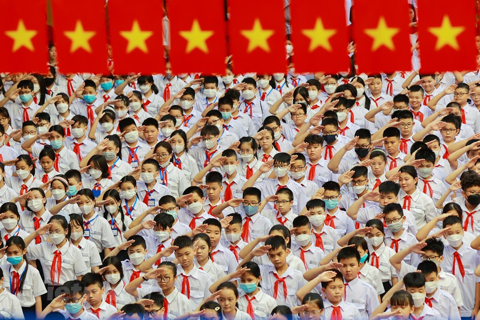 吴士连学校是一所面向未来的学校，拥有许多以学生为导向、以科学为导向的活动和俱乐部。学校也关注气候变化等问题。据介绍，2022-2023 新学年，吴士连初中学校迎来新学生600多名。全校共有53个班级，120多名教职工，2000 多名学生，该校拥有100多年的历史。图自Vietnam+