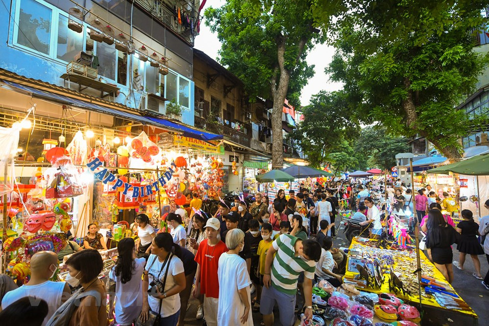 在同春集市区域，河内市还剑郡人民委员会举行了2022年河内古街中秋节。该活动举办的目的是弘扬越南民族文化，倡议人们回归民族文化传统，为保护和弘扬河内古街历史文化做出贡献，同时满足市民和游客中秋游玩的需求。中秋节，又称团圆节，是越南民间传统节日。图自Vietnam+