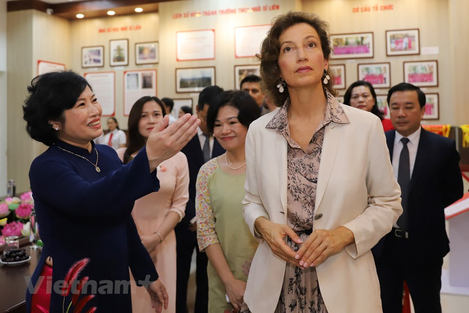 联合国教科文组织总干事奥德蕾·阿祖莱对越南进行正式访问期间已莅临首都河内吴士连初中学校出席该校2022-2023学年开学典礼，并击鼓开启新学期的新征程，同学校历代师生一起参观学校校史馆、自习室和多功能厅，奥德蕾·阿祖莱表示，越南有23所教育机构参与联合国教科文组织教育网络，致力于走在教育发展道路上，承担着21世纪的教育任务。图自Vietnam+