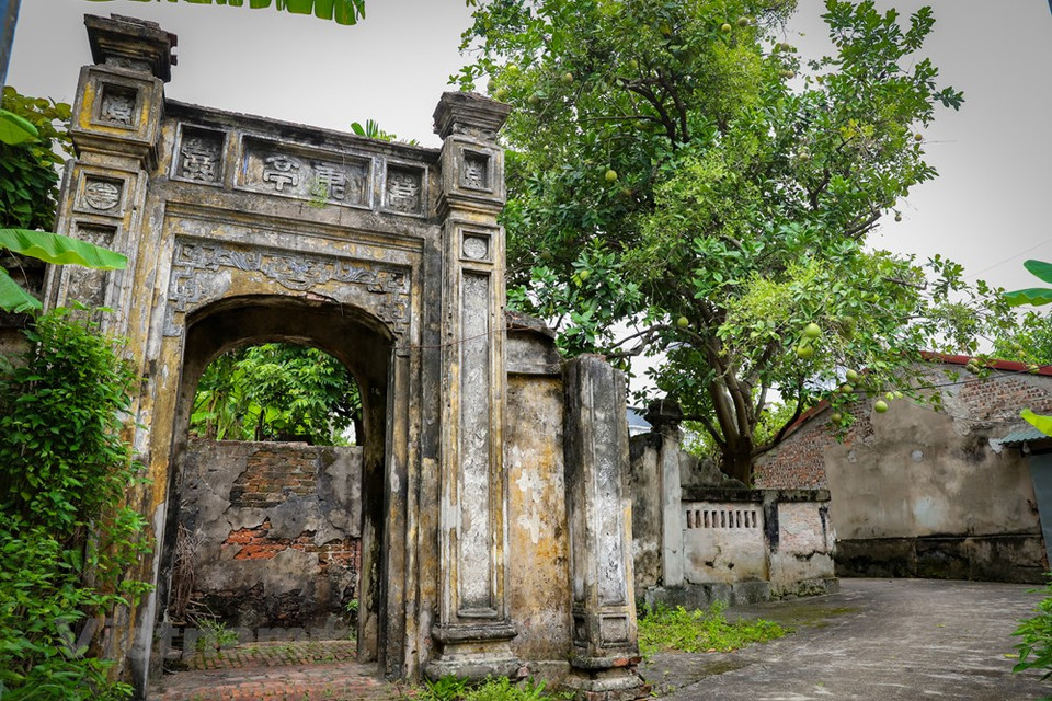 深入村里，穿过每条小巷，约礼的许多家庭仍然保留着许多拥有100多年历史的老房子和大门。 虽然历经风雨沧桑这些年房子都有所变化，房子大门仍得到保留。对村民们来说，这就是保留老前辈留下的文化的一部分。约礼村具有深沉、浪漫的美，建筑风格独特。图自 Vietnam+