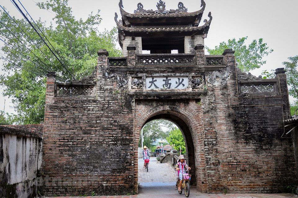 约礼村口门楼雄壮坚固，具有较高的建筑艺术价值。约礼村口门楼的建筑结构分为四个部分：门拱、门面、门柱和门楼屋脊。村门内有“脁高代”三个字，表示村里的前辈做了很多善事，下一代一定会兴旺发达。 这也是提醒村民无论走到哪里、无论做什么都要懂得行善，为子孙留下功德。图自 Vietnam+