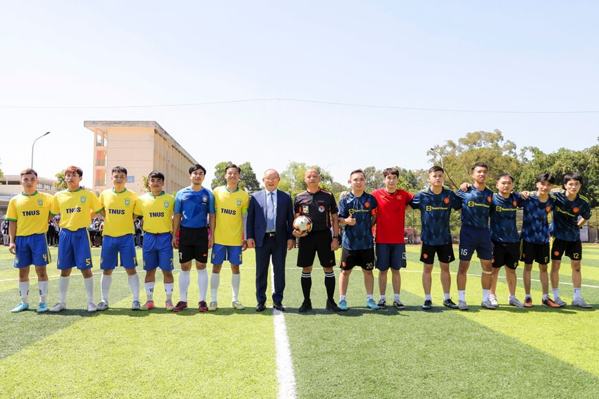 近期，每当有时间朴恒绪就参与许多自发组织的足球赛事，参观越南多个青年足球训练中心。朴恒绪计划卸任之后在越南开办一个青年足球训练中心，为越南培养出更多优秀的足球后备人才。因此，朴恒绪在此事件的出现诠释了他对方兴未艾的越南自发性足球运动的大力支持。图自Vietnam+