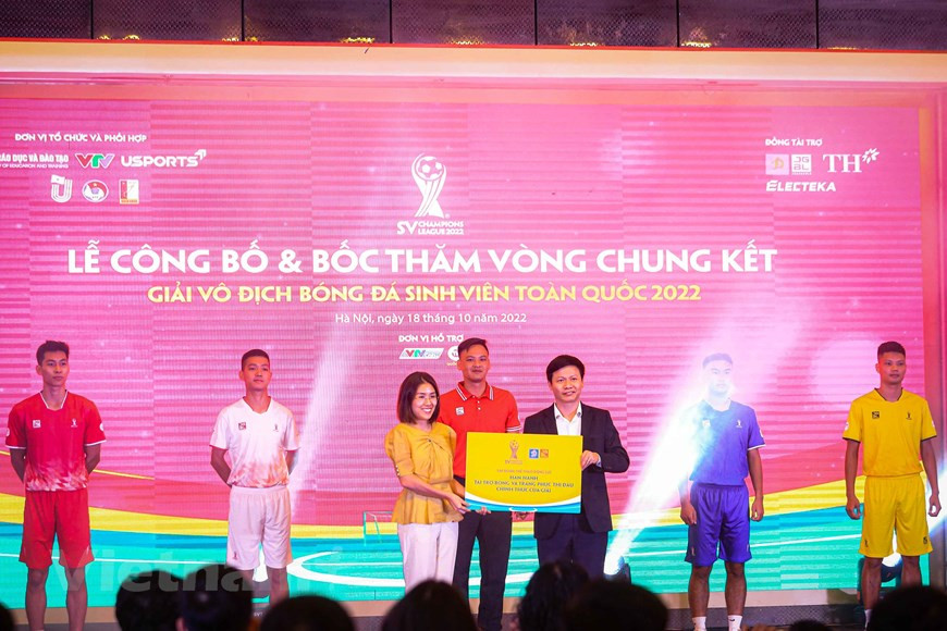 参与2022年越南全国大学生足球联赛总决赛的16支足球队从10月26日至11月6日在32场比赛展开角逐，球赛在越南有线电视得以播放。以“圆足球梦”为目的，这一全国最具规模的大学生足球联赛已吸引了众多足球爱好者的积极参与。这样的足球联赛有利于发展校园足球，放飞学生足球梦想。图自Vietnam+