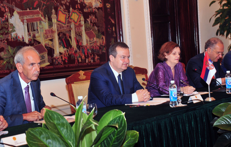 出席双边会谈的塞尔维亚代表团。（图片来源：越通社）