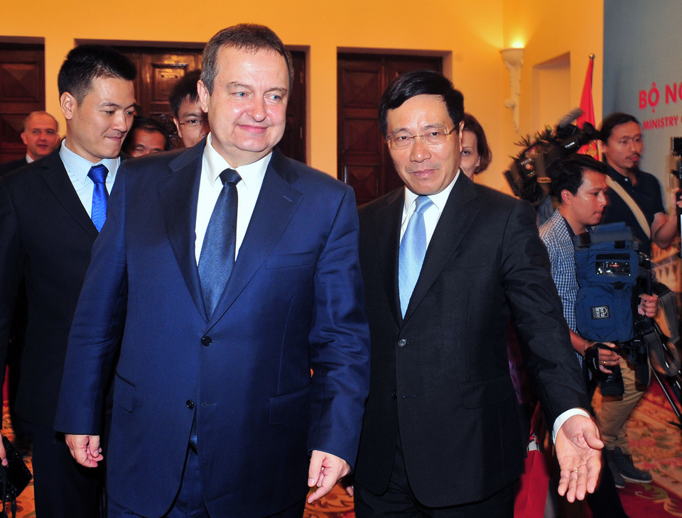 范平明欢迎塞尔维亚第一副总理达契齐。（图片来源：越通社）