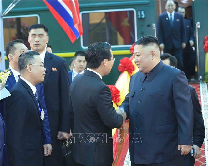 越共中央宣教部部长武文赏到谅山省同登火车站迎接金正恩一行。图自越通社