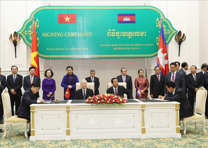 双方领导人出席两国合作协议签字仪式。图自越通社