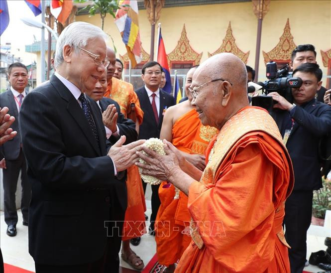 越共中央总书记、国家主席阮富仲会见柬埔寨乌那隆寺佛教大众部僧王德旺（Tep Vong）。图自越通社