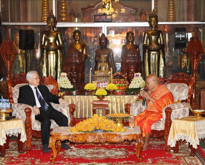 越共中央总书记、国家主席阮富仲会见柬埔寨乌那隆寺佛教大众部僧王德旺（Tep Vong）。图自越通社
