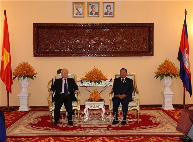 越共中央总书记、国家主席阮富仲会见柬埔寨参议院议长赛冲。图自越通社