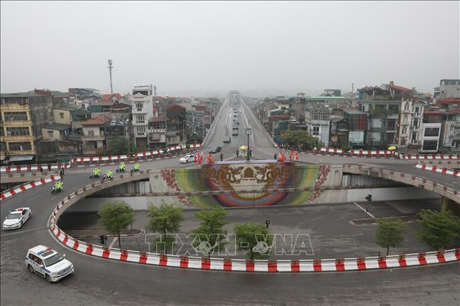朝鲜最高领导人金正恩车队驶往河内市中心。图自越通社