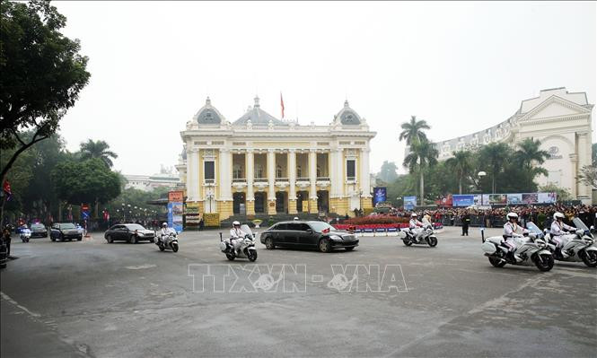 朝鲜最高领导人金正恩车队驶往河内市中心。图自越通社