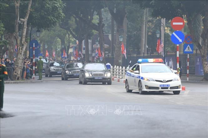 朝鲜最高领导人金正恩车队驶往河内市中心。图自越通社
