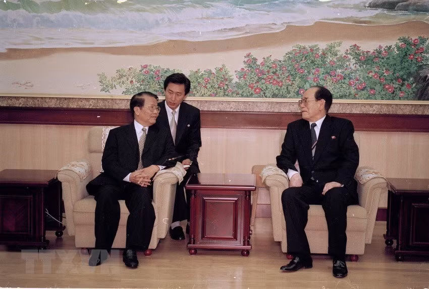 朝鲜最高人民议会常任委员会委员长金永南接见越南国家主席陈德良。图自越通社