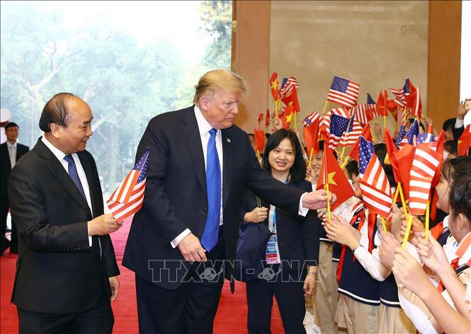 越南儿童欢迎美国总统特朗普的到访。图自越通社