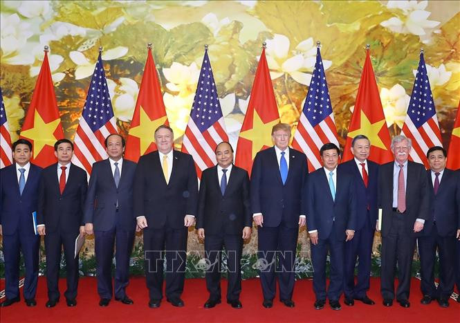 双方代表合影留念。图自越通社