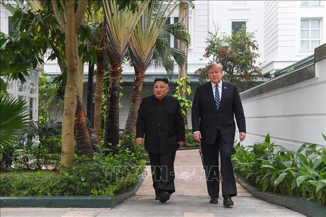 美国总统特朗普和朝鲜最高领导人金正恩一对一会晤结束后散步。图自越通社