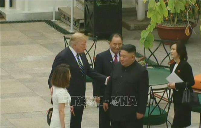 美国总统特朗普和朝鲜最高领导人金正恩一对一会晤结束后散步。图自越通社
