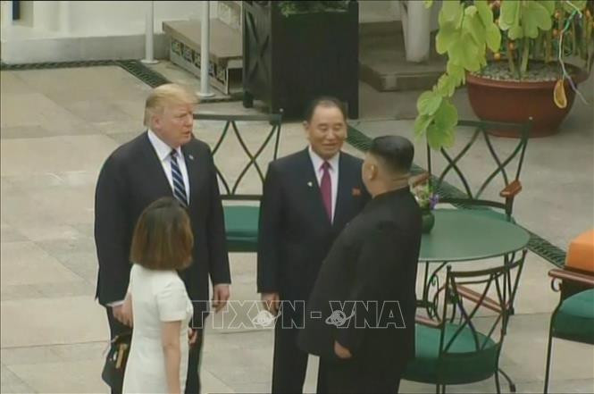 美国总统特朗普和朝鲜最高领导人金正恩一对一会晤结束后散步。图自越通社