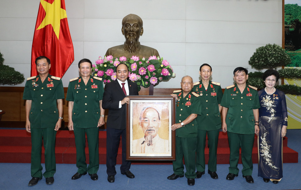 阮春福向长山—胡志明大道传统协会赠送胡志明主席肖像。（图片来源：越通社）