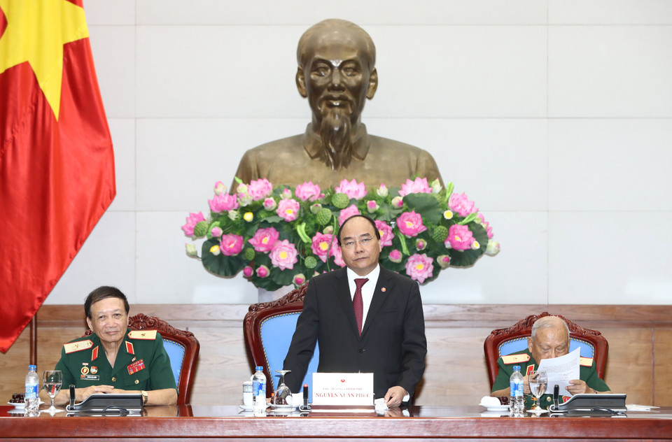 阮春福与长山—胡志明大道传统协会代表交流。（图片来源：越通社）