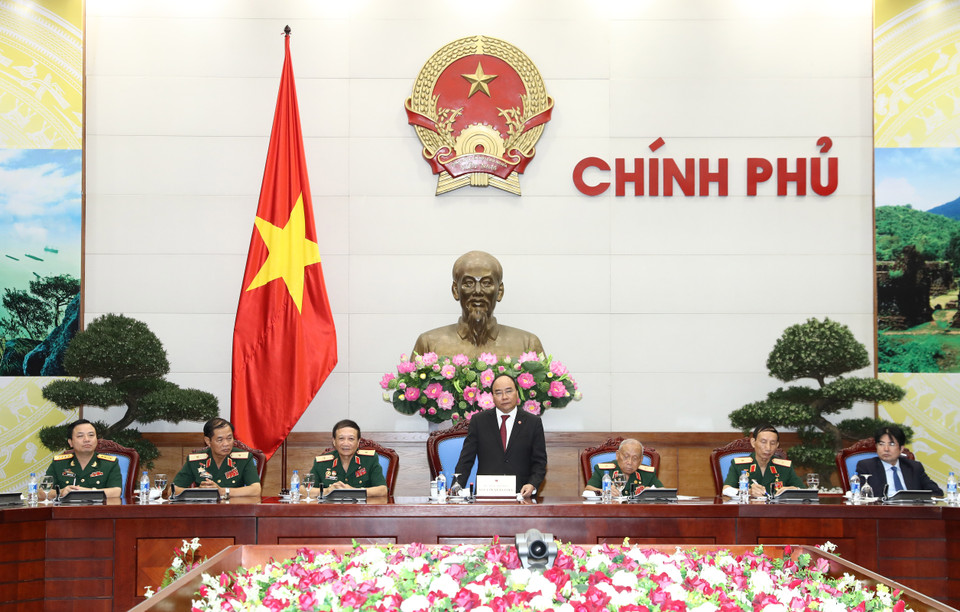 阮春福与长山—胡志明大道传统协会代表交流。（图片来源：越通社）