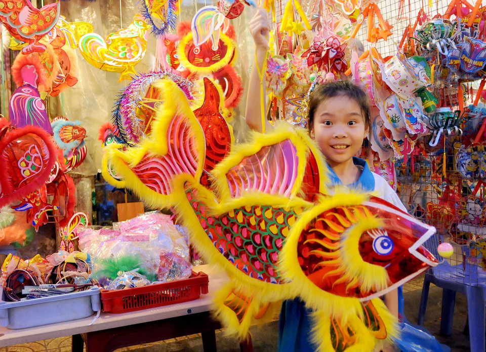 儿童们对中秋传统灯笼很感兴趣。（图片来源：越通社）