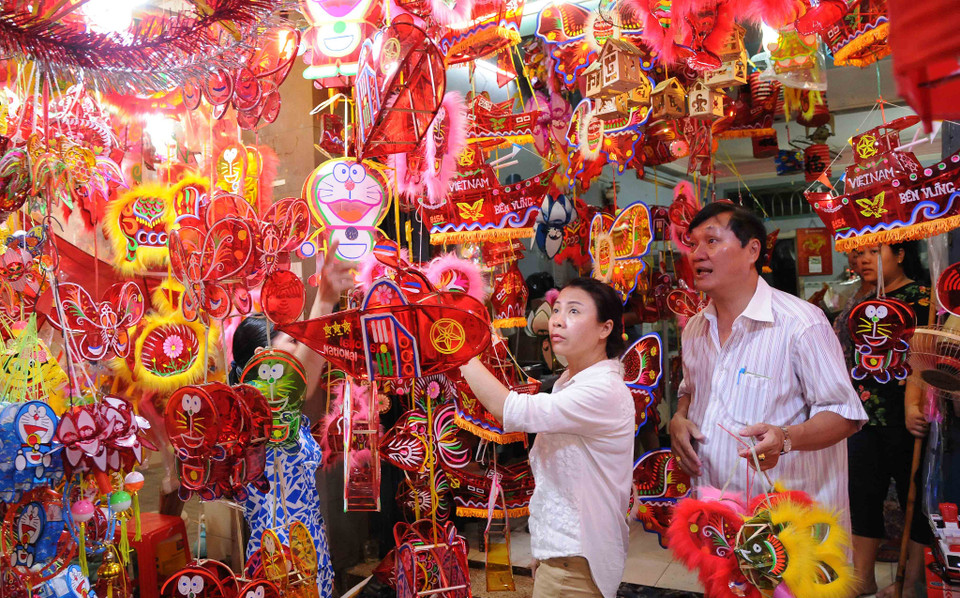 当地居民前来灯笼街参观和购买灯笼。（图片来源：越通社）