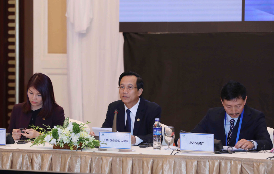 越南劳动、荣军社会部部长陶玉容主持对话会。（图片来源：越通社）