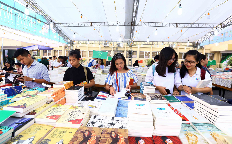 图书节吸引众多读者前来参观购书。（图片来源：越通社）