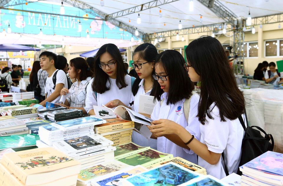 图书节吸引众多读者前来参观购书。（图片来源：越通社）