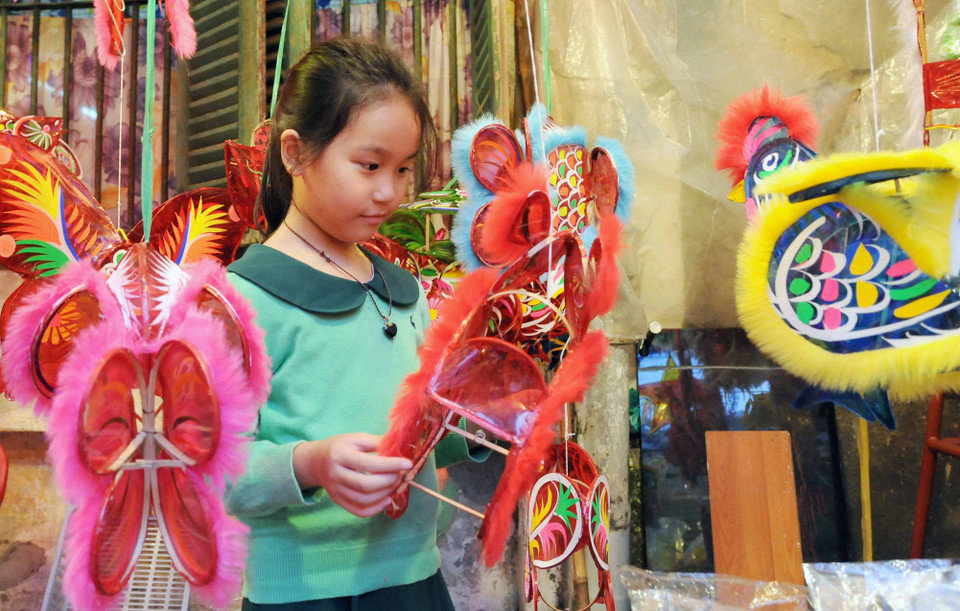 儿童们对中秋传统灯笼很感兴趣。（图片来源：越通社）