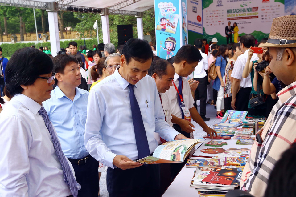 图书节吸引众多读者前来参观购书。（图片来源：越通社）