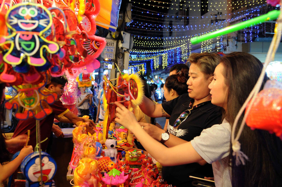 当地居民前来灯笼街参观和购买灯笼。（图片来源：越通社）