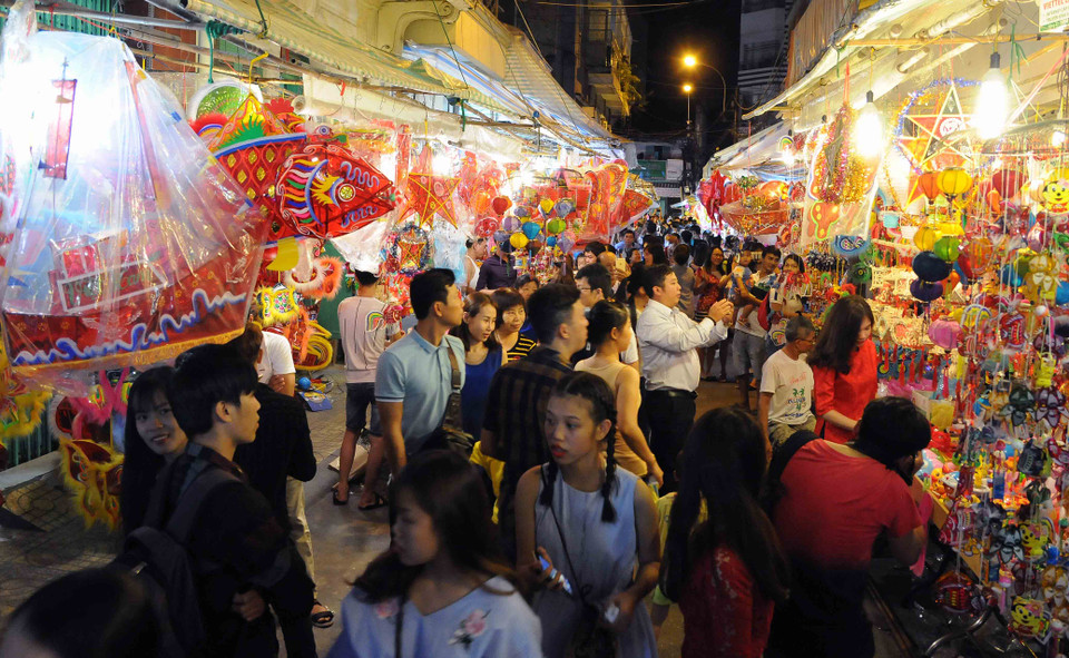 热闹非凡的龙灯街。（图片来源：越通社）
