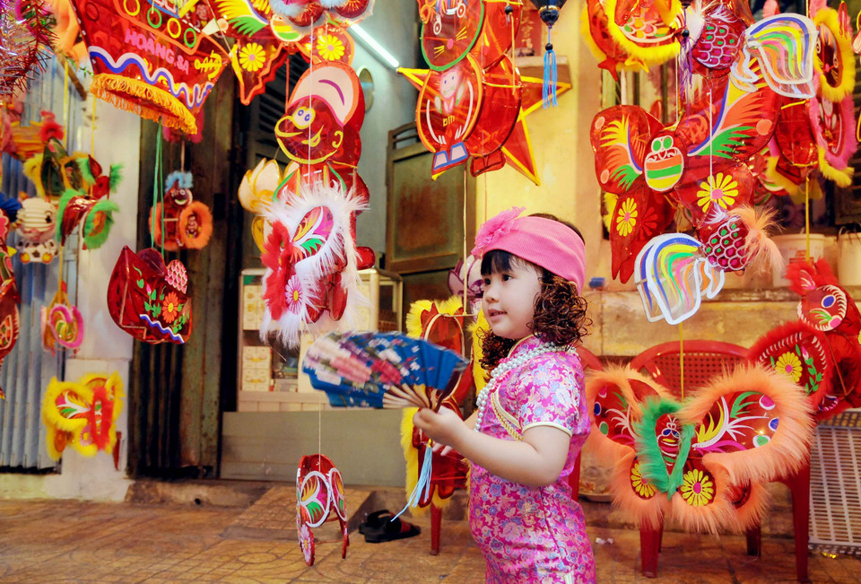 色彩鲜艳的中秋传统灯笼吸引儿童们的眼球。（图片来源：越通社）