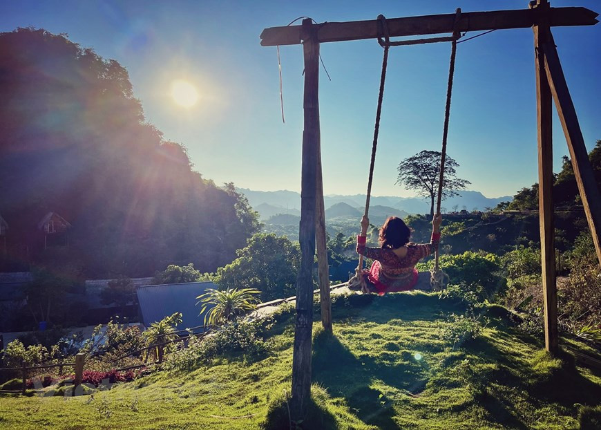 木州县是越南西北部山区山罗省一个充满吸引力的旅游目的地。不管是夏季还是冬季，雾天还是晴天，游客都被这里的大自然美景吸引住了。这里空气清新、凉爽，自然景观原始、雄伟，当地居民友善、好客。来到这里，爱去打卡的年轻人有很多的选择。图为：爱情山区”寄宿宾馆看日出的最佳地点。图自Vietnam+ 