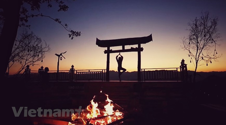 木州是越南西北部山区山罗省一个充满吸引力的旅游目的地。不管是夏季还是冬季，雾天还是晴天，游客都被这里的大自然美景吸引住了。这里空气清新、凉爽，自然景观原始、雄伟，当地居民友善、好客。来到这里，爱去打卡的年轻人有很多的选择。图为：游客也可以在“爱情山区”寄宿宾馆边看日出边练瑜伽。图自Vietnam+