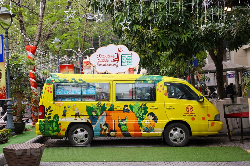 今年春节图书街组委会特别注重营造独特的亮点，让参加活动的居民可亲自探索发现，如河内昔日风情，其中包括湖畔电动火车，人民对此较感兴趣并摄影留念。今年图书街活动共设16个展位，各出版社和书店已向读者介绍了数千本富有传统文化、知识的新书。图书街是首都居民阅读文化之美，同时其有助于促进社区阅读文化发展。图自Vietnam+