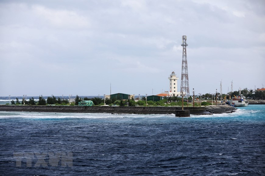 生存岛拥有丰富的生态系统，从高处俯瞰全岛一片碧绿。 图自越通社