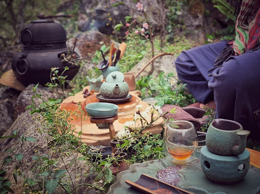 阳历一、二月份，桃花、李花盛开，木州高原更显绚丽。在木州，李树大量种植，漫山遍野，甚至覆盖整个村庄，因此李花一开，就没有其他花朵敢于争艳了。欣赏李花，最好的季节是年底或年初。初春在李子树下品茶，是一件讲究的事，却感觉置身在仙境里一样。图自Vietnam+
