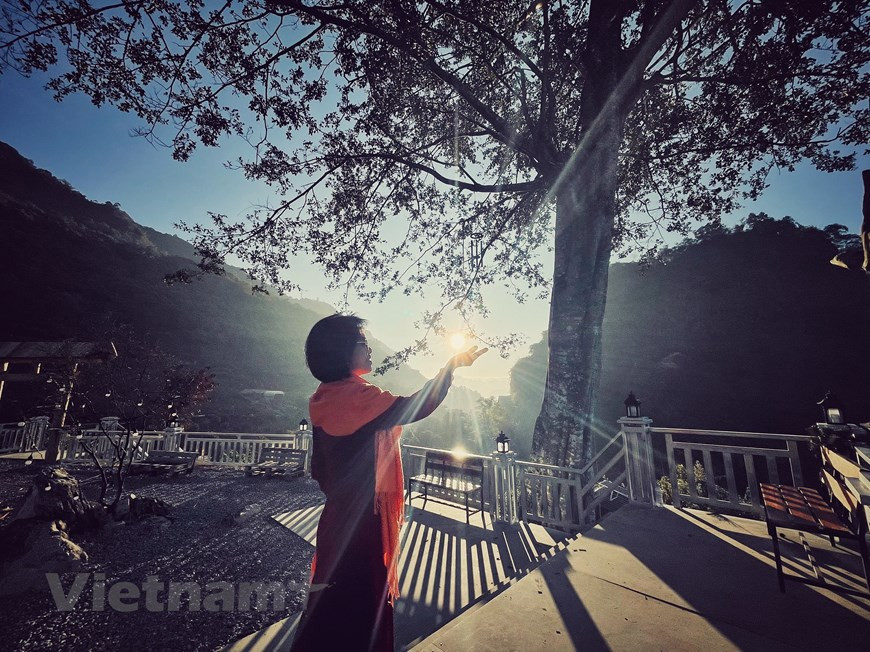 木州是越南西北部山区山罗省一个充满吸引力的旅游目的地。不管是夏季还是冬季，雾天还是晴天，游客都被这里的大自然美景吸引住了。这里空气清新、凉爽，自然景观原始、雄伟，当地居民友善、好客。来到这里，爱去打卡的年轻人有很多的选择。图为：爱情山区”寄宿宾馆看日出的最佳地点。图自Vietnam+ 