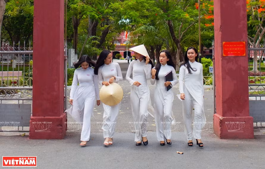 奥黛是顺化市女生的日常校服。图自《越南画报》